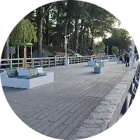 Malownicze molo  z widokiem na zatokę